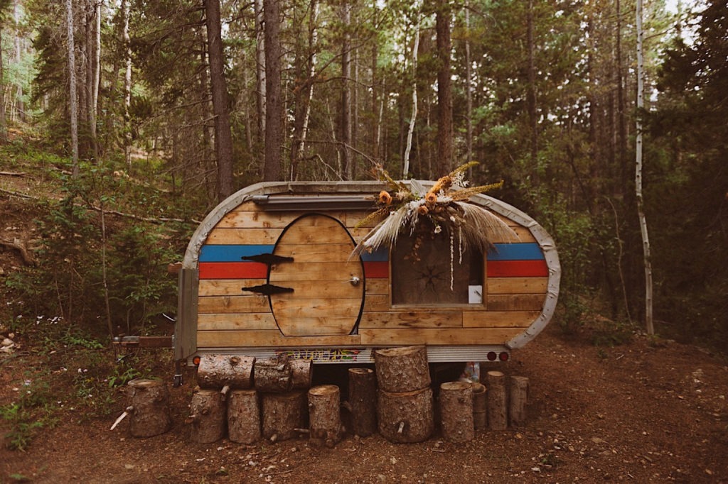 Teardrop trailer decorated with flowers at Treehaus Colorado | Wedding portraits | Elopement portraits | Bride and groom elopement photos | Elopement wedding photos in Colorado | Colorado wedding photos | Colorado elopement photos | Elopement at Treehaus, Colorado | Treehaus Colorado | Colorado elopement | Treehaus elopement | Colorado elopement venue | Colorado mountain elopement venue | Unique elopement venue | Elopement venue in Colorado | Ashley Joyce Photography 2020