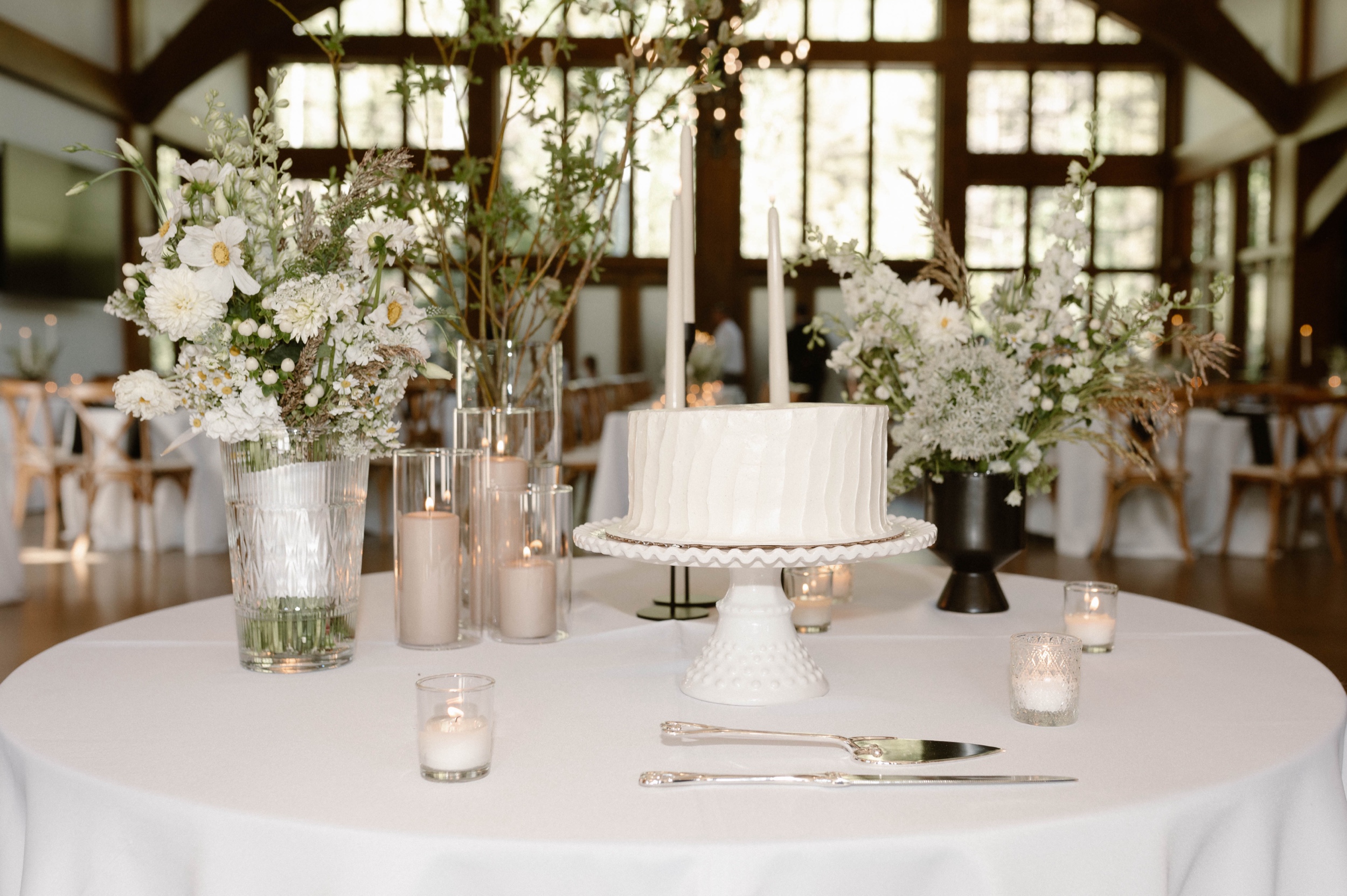 Simple white single tier wedding cake for a wedding in Vail, Colorado. Photo by Colorado wedding photographer Ashley Joyce