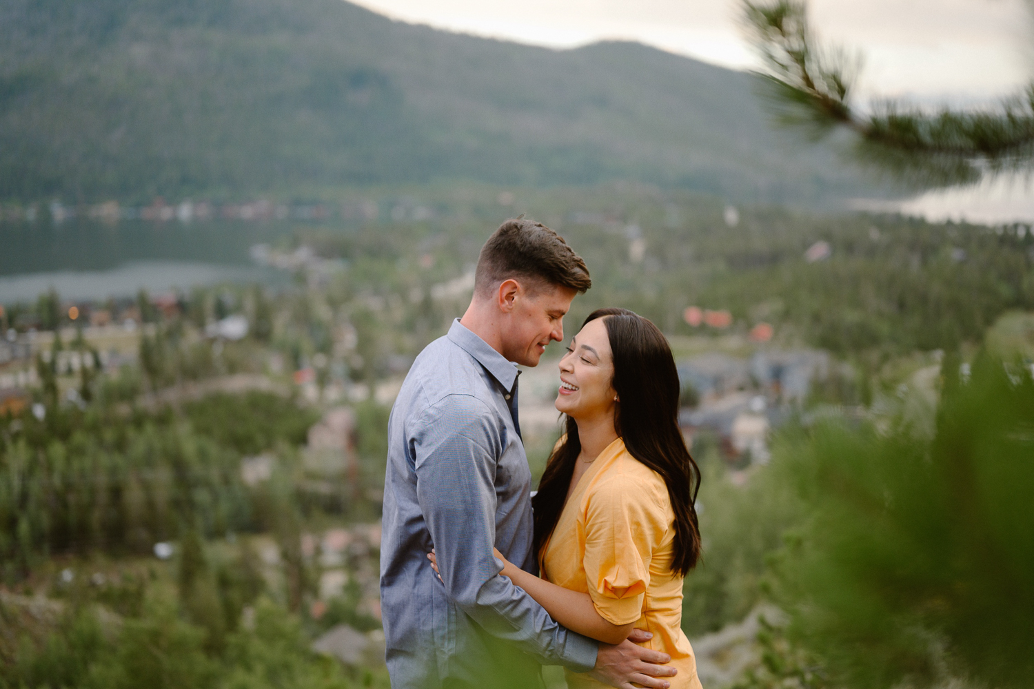 A fall engagement session at Rocky Mountain National Park by Durango and Telluride wedding photographer Ashley Joyce